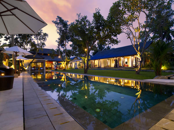 Villa San - Pool and villa at dusk